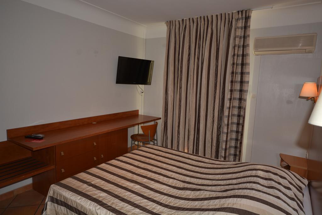Albergo Hotel Saint-Laurent-du-Var Εξωτερικό φωτογραφία