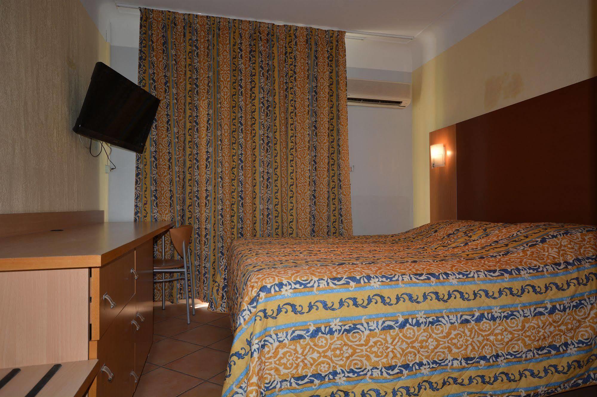Albergo Hotel Saint-Laurent-du-Var Εξωτερικό φωτογραφία