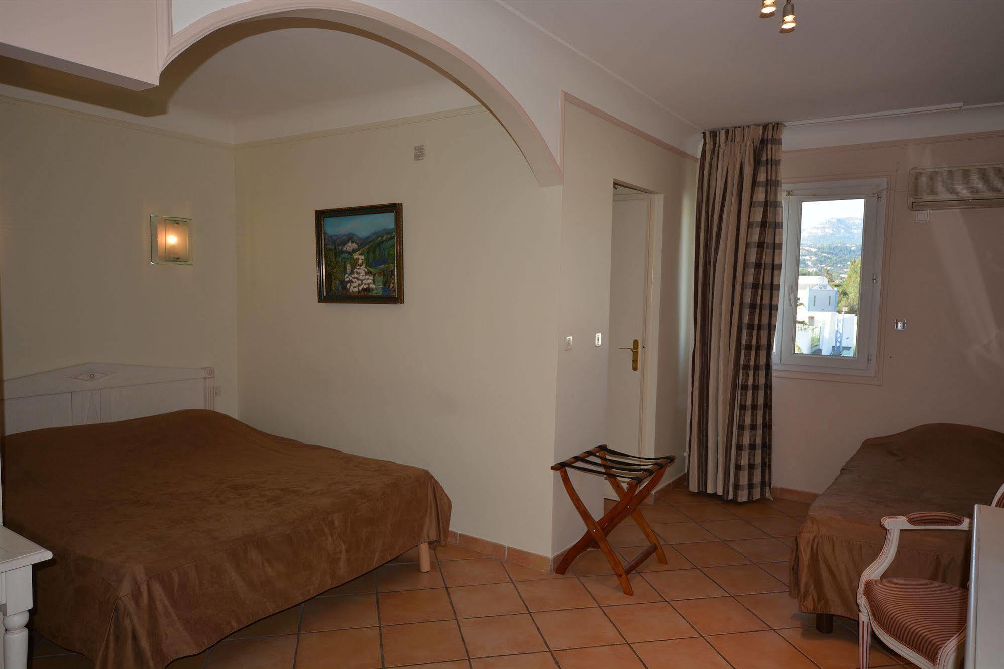 Albergo Hotel Saint-Laurent-du-Var Εξωτερικό φωτογραφία